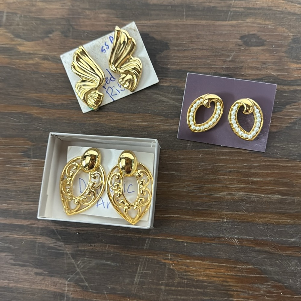 Avon vintage classic gold tone earrings